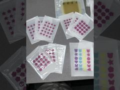 Zobacz plastry hydrokoloidowe na pęcherze, plastry na owrzodzenia, hydrokoloidowe plastry na pęcherze na stopy, opatrunek na rany - demonstracja