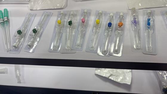 kupować Jednorazowa kaniula dożylna ze skrzydłami, rozmiary 14G-26G i biokompatybilny PVC dla bezpiecznego wkłucia produkcja internetowa