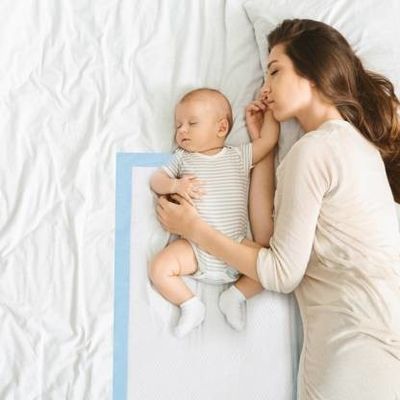Dobra cena Szpitalny jednorazowy podkład medyczny dla dzieci i dorosłych chłonny 65*51CM, 7 warstw w Internecie